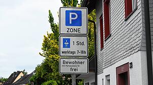 In der Friedrichstraße in St. Georgen stehen schon die neuen Schilder. Einwohner Ulrich Guhr würde sich die Erlaubnis zum Anwohnerparken ...