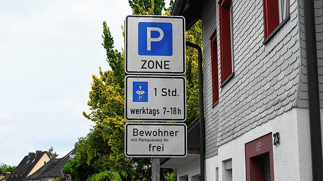 In der Friedrichstraße in St. Georgen stehen schon die neuen Schilder. Einwohner Ulrich Guhr würde sich die Erlaubnis zum Anwohnerparken ...