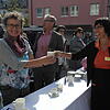 Am Stand des Weltladens auf dem Häfler Schlemmermarkt bekommt Lydia Ott (links) eine Tasse von Bruni Baumann. Der Kaffee schmeckt nicht ...