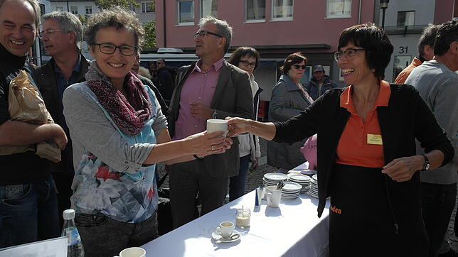 Am Stand des Weltladens auf dem Häfler Schlemmermarkt bekommt Lydia Ott (links) eine Tasse von Bruni Baumann. Der Kaffee schmeckt nicht ...