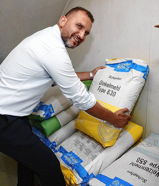 Das Mehl ist nicht nur teurer geworden, es mangele auch an Mehlsäcken, erzählt Geschäftsführer Ivo Nascimento.