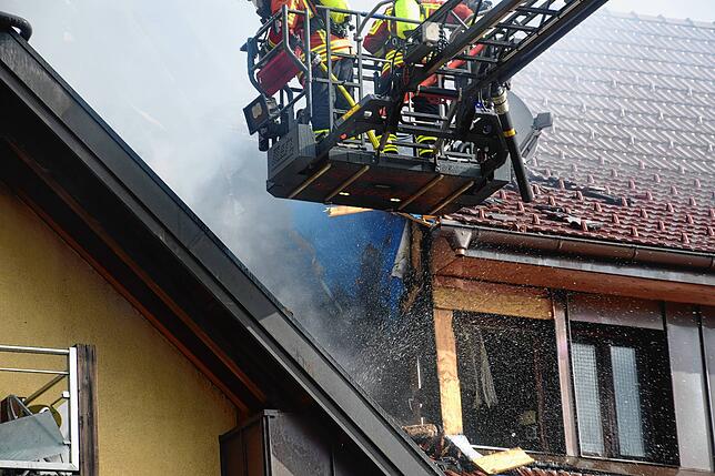 Bild 34: Feuer im Mehrfamilienhaus: Bilder vom Großeinsatz