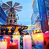 Polizisten sichern den Weihnachtsmarkt in Magdeburg. Im Vordergrund sind Kerzen zu sehen, die zum Gedenken an die Opfer der Todesfahrt ...
