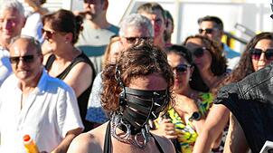 Bild : Torture Ship legt wieder ab: Begeistert stehen die Zuschauer vor dem Schiff