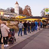 Eine Menschenschlange steht vor dem Impfzentrum in der Stadthalle in Biberach an der Riss. Nachdem der Landkreis die landesweit höchsten ...