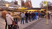 Eine Menschenschlange steht vor dem Impfzentrum in der Stadthalle in Biberach an der Riss. Nachdem der Landkreis die landesweit höchsten ...