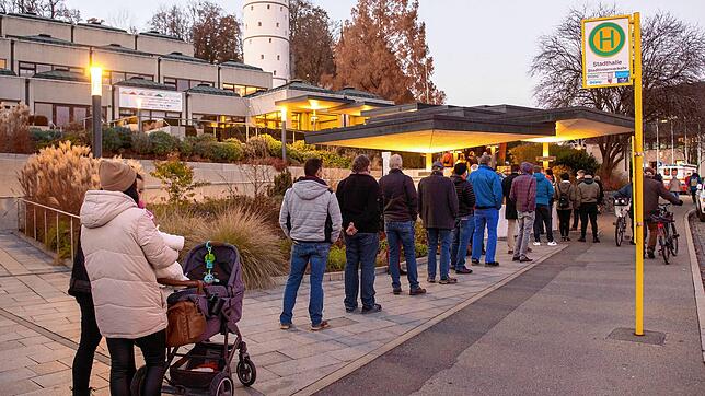 Eine Menschenschlange steht vor dem Impfzentrum in der Stadthalle in Biberach an der Riss. Nachdem der Landkreis die landesweit höchsten ...