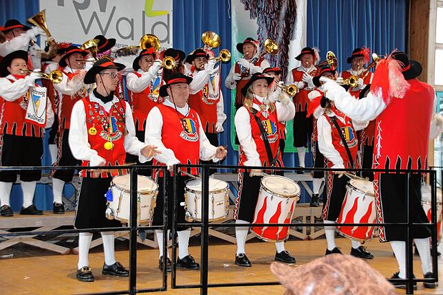 Der Fanfarenzug Walbertsweiler eröffnete den bunten und klanggewaltigen Auftrittsreigen der Musikgruppen und Guggenmusiken in der ...
