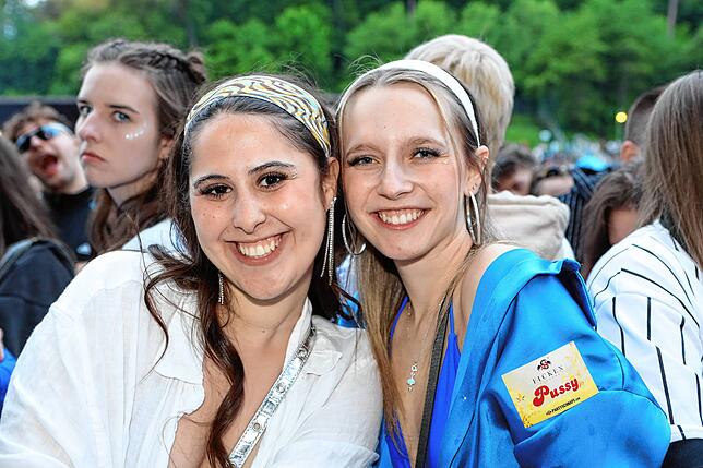 Bild 3: Los geht&lsquo;s &ndash; Fans und Mitarbeiter strömen auf das Festivalgelände