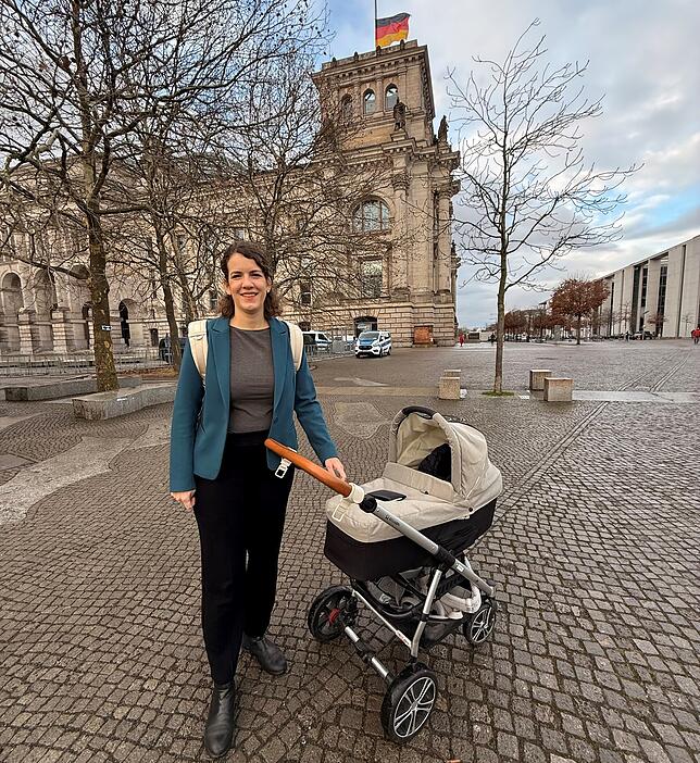 Seit ihre Tochter im Dezember zur Welt gekommen ist, ist der Kinderwagen ihr ständiger Begleiter – auch nach Berlin in den Bundestag.