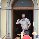 Hat großen Spaß beim Süßigkeiten-Weitwurf: Pfarrer Ulrich Hund.