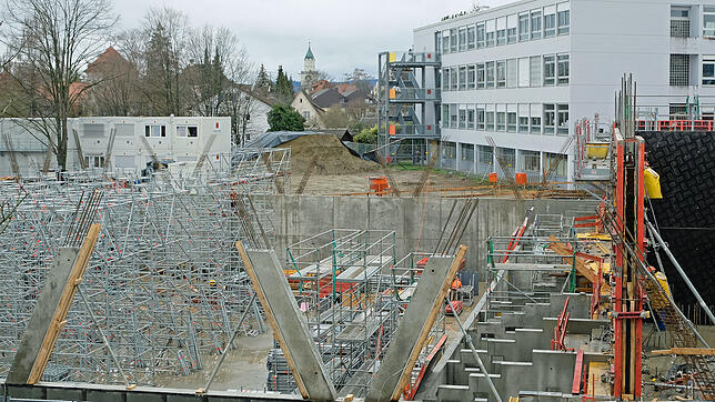 Der Rohbau an den Sporthallen schreitet planmäßig voran und soll zum 1. Juli fertig sein. Gesicherte und prognostizierte Mehrkosten ...