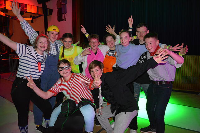 Die Jugendlichen waren in bester Partylaune und genossen es, wie die Erwachsenen in der Disco feiern zu dürfen.