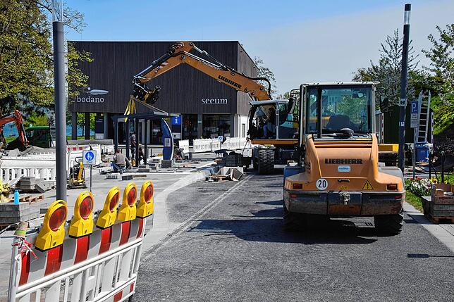 Die Baustelle beim Seeum ist bald fertig. Hier wird gerade das Bushaltestellenhäuschen aufgebaut. In diesem Bereich wird Tempo 30 ...