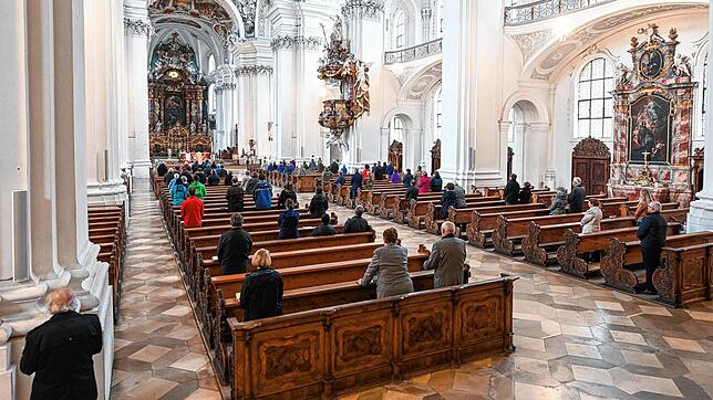 Leere Bänke, viele Fragezeichen: Die Corona-Zeit hat die Kirchen heftig geschüttelt. Auch nach Lockerung der Auflagen bleibt im Schnitt ...
