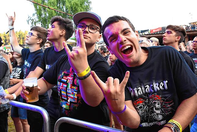 Diese beiden machen es besser: Bier, Pommesgabel und gute Laune. So geht Heavy-Metal-Festival (Metalacker 2019).
