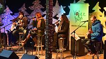 Die Gruppe Voice & Boys auf der Naturbühne beim Weihnachtszauber. Bild: Roland Sprich