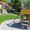Die abgebauten Spielgeräte (sie standen im hinteren Bereich vor der Hecke) auf Martins Löwenwiese sollen durch neue Geräte ersetzt werden.
