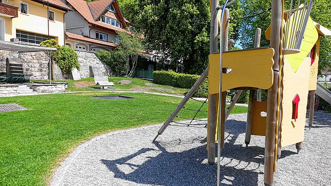 Die abgebauten Spielgeräte (sie standen im hinteren Bereich vor der Hecke) auf Martins Löwenwiese sollen durch neue Geräte ersetzt werden.