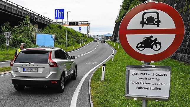 In Tirol dürfen wieder einzelne Transitstrecken nicht mehr verlassen werden.