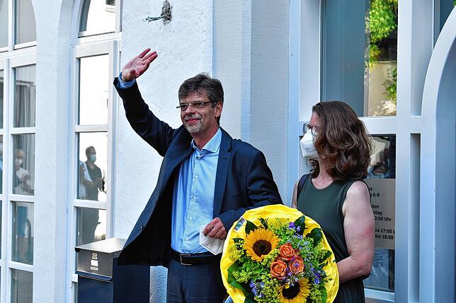 Start in die zweite Amtszeit: Amtsinhaber Georg Riedmann betritt mit Ehefrau Christiane die Bühne vor der Schlossscheuer und bedankt ...