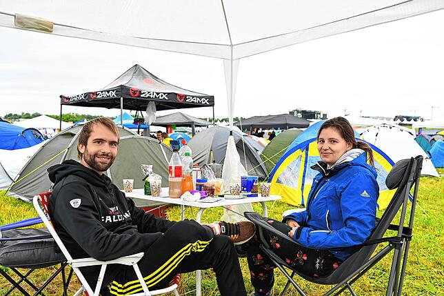 Stefan Halder und Lena Nerz aus Tuttlingen freuen sich über ihren guten Platz – sie können sogar die Bühnen teilweise sehen.