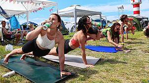 Bier-Yoga auf dem Campinggelände beim Southside Festival: Angeleitet wird das von Liv Spachmann aus Konstanz (zweite von rechts im ...