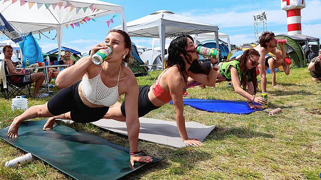 Bier-Yoga auf dem Campinggelände beim Southside Festival: Angeleitet wird das von Liv Spachmann aus Konstanz (zweite von rechts im ...