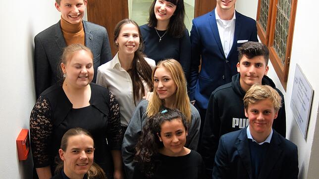 Der aktuelle Jugendgemeinderat hat zehn Mitglieder: (unten, von links) Sven Erik Feger, Fabienne Nejad, Victor Kliewer, (Mitte, von ...