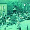Am 26. April 1945, gegen 15 Uhr: Französisches Militär mit zahlreichen Zivilisten auf der Marktstätte vor dem ehemaligen Spitalgebäude, ...