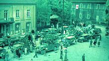 Am 26. April 1945, gegen 15 Uhr: Französisches Militär mit zahlreichen Zivilisten auf der Marktstätte vor dem ehemaligen Spitalgebäude, ...