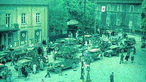 Am 26. April 1945, gegen 15 Uhr: Französisches Militär mit zahlreichen Zivilisten auf der Marktstätte vor dem ehemaligen Spitalgebäude, ...