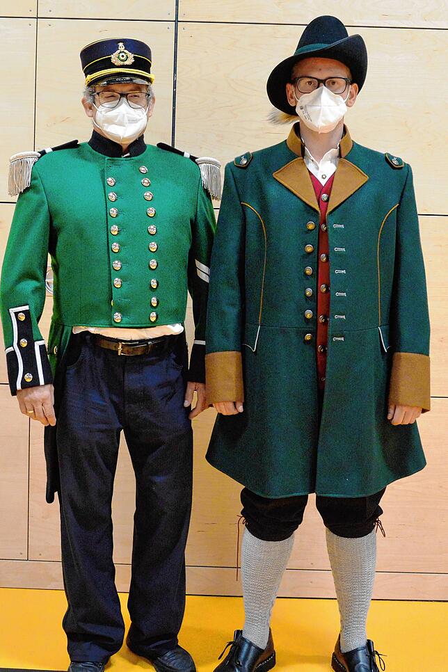 Die Narrenzunft gönnt sich ein neues Häs. Rechts die neue Uniform des Narrenrates und links die Uniform des Narrenpolizisten. Die Jacke ...