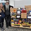 Ein eingeschweißtes Team: Monika und Klaus Wunderle im Gewerbegebiet Hänner vor einer Palette mit Feuerwerk.