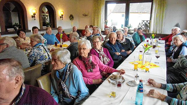 Der Saal beim Vortrag zum Schutz vor Betrügern ist voll besetzt. Die Senioren hören gespannt der Kriminalhauptkommissarin Heidrun Angele ...