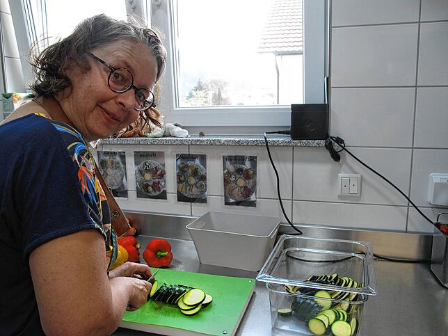 Gemüse schnippeln für das Grillgemüse – Gastronomie ist Handarbeit, stellt Redakteurin Jacqueline Weiß fest.