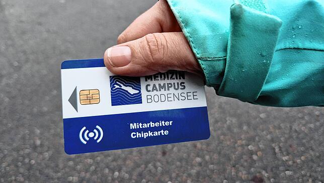 Der Mitarbeiterinnen-Ausweis der Frau.