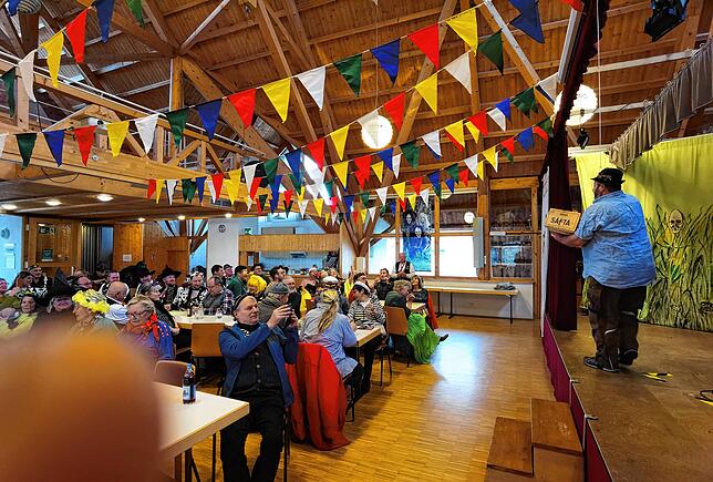Bild 16: Fasnacht 2025: Narren übernehmen Daisendorfer Rathaus - die schönsten Bilder!