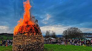 Der Bietinger Osterfunken kurz nach dem Entzünden (Archivbild).