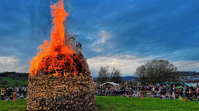 Der Bietinger Osterfunken kurz nach dem Entzünden (Archivbild).