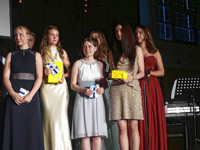Bild 5: Erfolgreicher Abschluss: Abiturientinnen feiern in Tiengen ihren Abiball