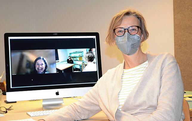 SÜDKURIER-Mitarbeiter Jörg Büsche verfolgt die Videokonferenz zwischen Silja Beck und Magdalena Ulmer.
