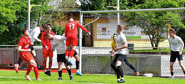 Der Kleinste per Kopf: Torjäger Hannes Brenneisen (Nr. 11) setzte zwischen seinen beiden Toren vor der Pause für den TuS Binzen auch ...