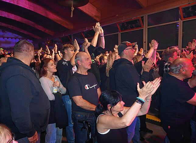 Bild 15: Barock serviert musikalisches Feuerwerk: Bilder der AC/DC Tribute Show in Unadingen