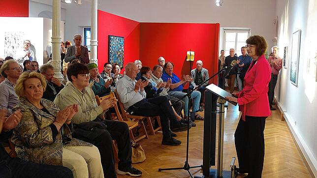 Bette Bayer, Vorsitzende der Fachgruppe Kunst, weist in ihrer Begrüßung der rund 400 Gäste darauf hin, dass der IBC auf dem Engagement ...