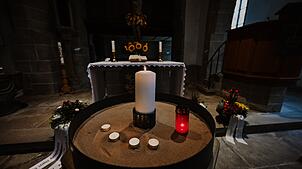 In der Laurentiuskirche in Niedernhall sind Kerzen zum Gedenken an den Jungen aufgestellt.