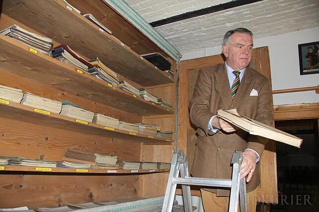 Albrecht Graf von Brandenstein-Zeppelin zeigt ein paar historische Schätze aus dem Privatarchiv seines Urgroßvaters.