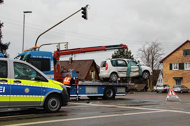 Im März 2018 hatte ein Taxi dem Fahrer des weißen Skoda an der Bahnkreuzung die Vorfahrt genommen. Der Skoda landete dabei auf der ...