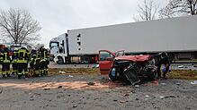 Wie es zu dem Unfall am Montagnachmittag auf der B33 in Ittendorf gekommen ist, ist aktuell noch unklar. Die Polizei ermittelt. Das Bild ...