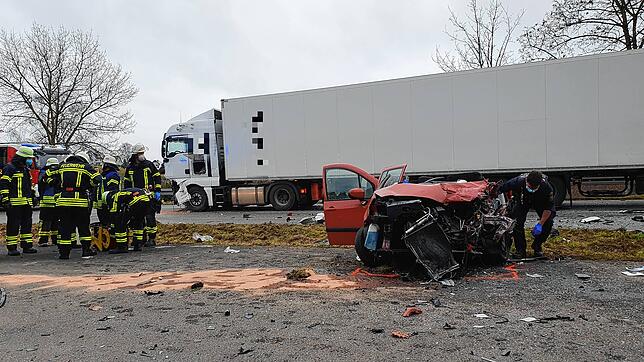Wie es zu dem Unfall am Montagnachmittag auf der B33 in Ittendorf gekommen ist, ist aktuell noch unklar. Die Polizei ermittelt. Das Bild ...